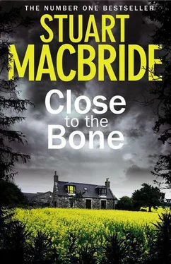 Stuart MacBride Close to the Bone обложка книги