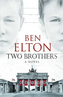 Ben Elton Two Brothers обложка книги