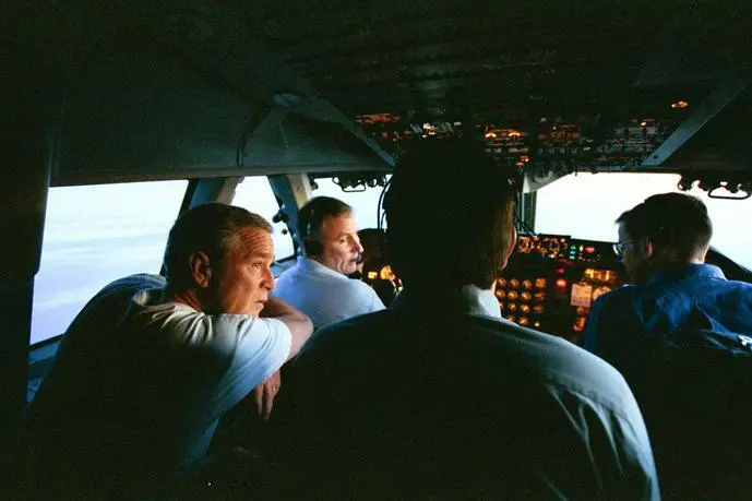 Sitting in the cockpit of Air Force One on the approach to Baghdad White - фото 256