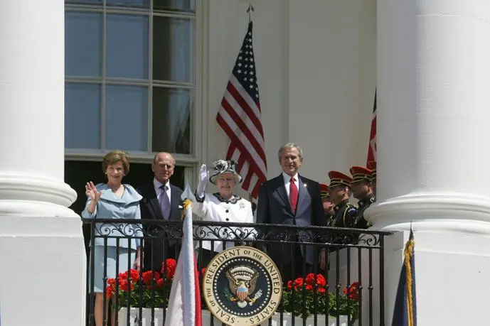 With Queen Elizabeth and Prince Philip White HouseJoyce Boghosian Queen - фото 274