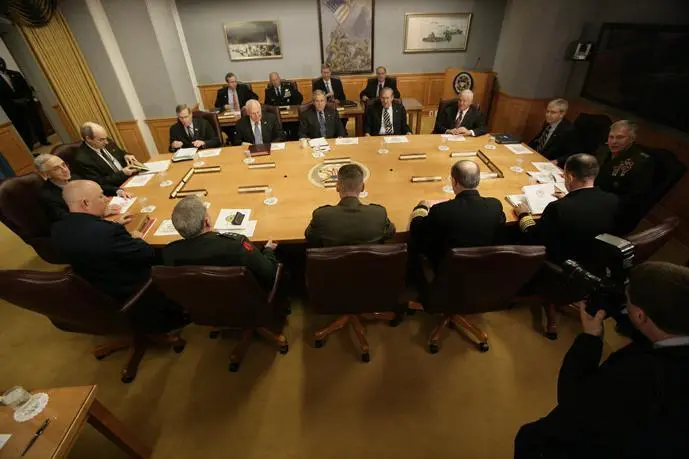 Discussing the surge strategy with the Joint Chiefs of Staff in the Tank White - фото 370