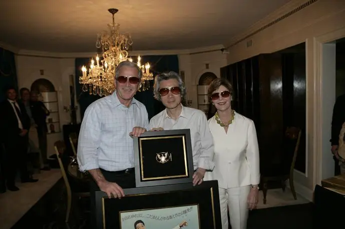 In addition to helping spread democracy Junichiro Koizumi was a huge Elvis fan - фото 392