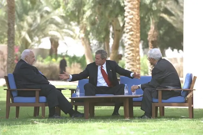 With Ariel Sharon left and Mahmoud Abbas in Aqaba Jordan White HouseEric - фото 399