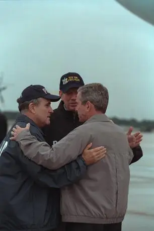 Huddling with Rudy Giuliani left and George Pataki at McGuire Air Force - фото 144