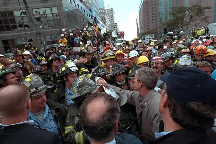 With rescue workers amid the wreckage of the towers White HouseEric Draper - фото 145