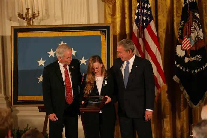 Presenting Dan and Maureen Murphy with the Medal of Honor earned by their son - фото 202