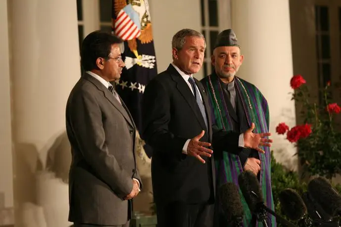 A tense Rose Garden welcome for Pervez Musharraf left and Hamid Karzai - фото 208