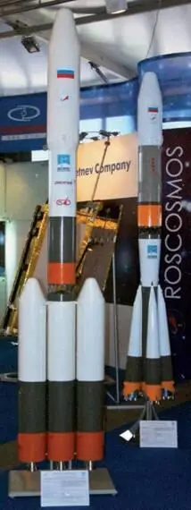 Слева модели ракетносителей РусьМ и Союз23В разработки ГНПРКЦ - фото 69