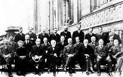 26 Участники 4го Сольвеевского конгресса Брюссель 1924 Сидят слева - фото 32