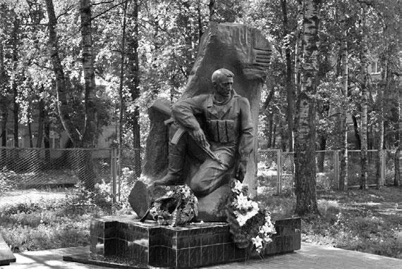 Памятник воинамафганцам Гатчины ПИЯФ Бюст академика БП Константинова К - фото 313