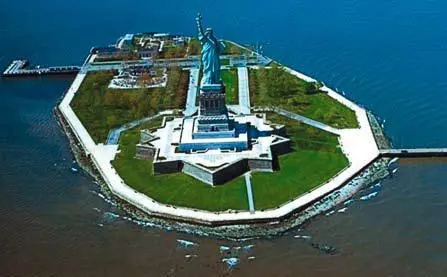 Остров ЛибертиАйленд ЛибертиАйленд Liberty Island Этот островок площадью - фото 71