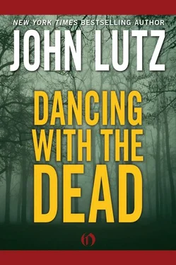 John Lutz Dancing with the Dead обложка книги