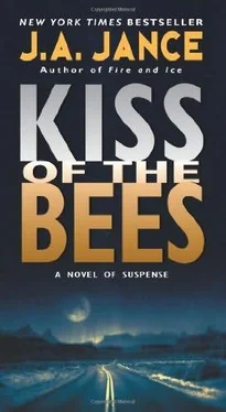 J. Jance Kiss the Bees обложка книги