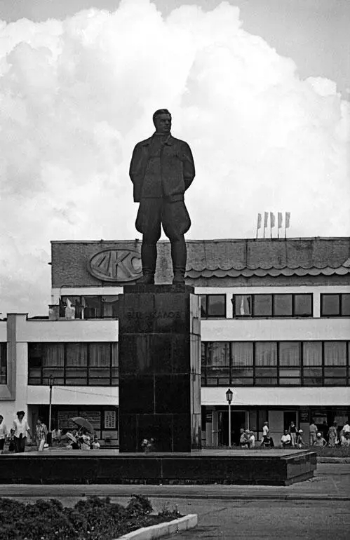 Памятник Валерию Павловичу в городе Чкалове Нижегородской области Автор - фото 2