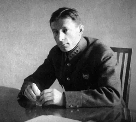 Петр Ионович Баранов Присутствующий на Центральном аэродроме начальник - фото 15