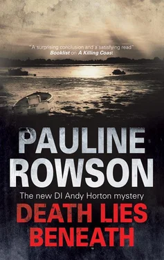 Pauline Rowson Death Lies Beneath обложка книги