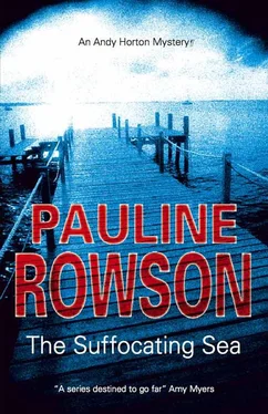 Pauline Rowson The Suffocating Sea обложка книги