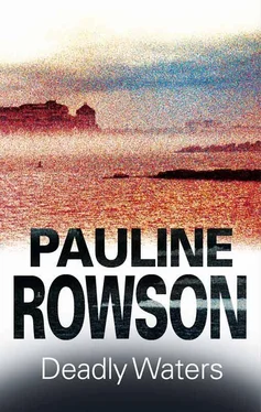 Pauline Rowson Deadly Waters обложка книги