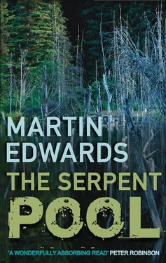 Martin Edwards The Serpent Pool обложка книги