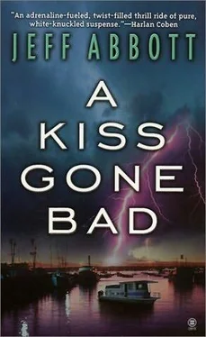 Jeff Abbott A Kiss Gone Bad обложка книги