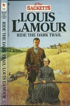 Louis L'Amour Ride the Dark Trail обложка книги