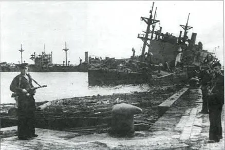 Потопленные японские транспорта на рейде Расина Japanese freighters sunk on the - фото 78