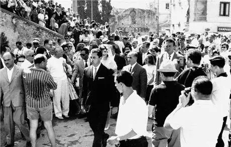 Clint Hill leads Mrs Kennedy through the constant crowds in Italy On August - фото 46