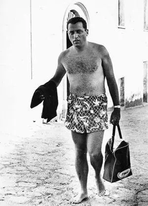 Clint Hill in working attire Ravello Italy I had seen how these paparazzi - фото 47