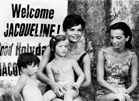 Mrs Kennedy poses for paparazzi with Tony Caroline and Lee Itll just be - фото 49