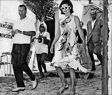 Clint Hill and Mrs Kennedy in Italy THUS FAR I had managed to protect Mrs - фото 53