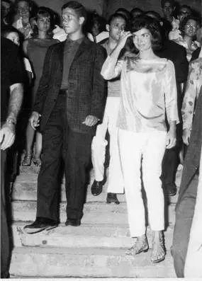 Paul Landis escorts Mrs Kennedy in Positano AS THE DAYS went by everybody - фото 54