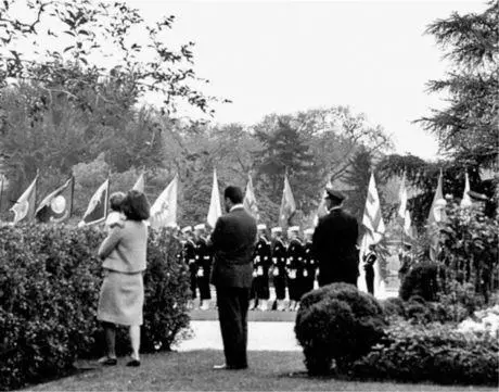 Mrs Kennedy John and Clint Hill watch ceremony from behind bushes Whats - фото 58