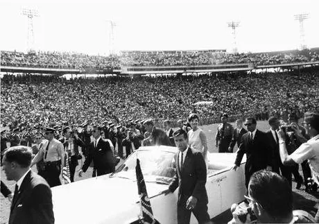 At Orange Bowl Agents Jerry Blaine Ken Giannoules Clint Hill and Paul - фото 61