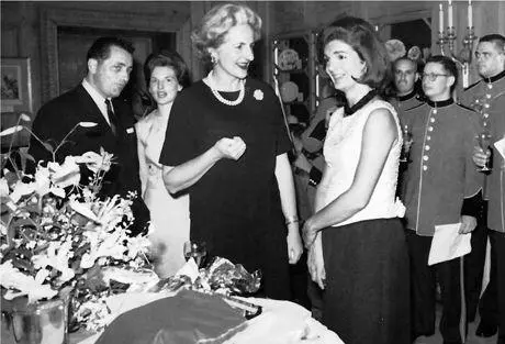 Clint Hill Pam Turnure Tish Baldridge and Mrs Kennedy As it happened - фото 70