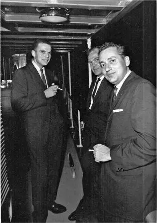 Agents Ron Pontius Floyd Boring and Clint Hill on USS Sequoia None of - фото 72