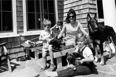 JFK conducts business during family photo session on Squaw Island August 1963 - фото 74