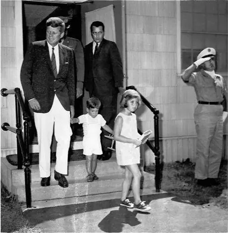 Clint Hill with President Kennedy and children as they exit Otis AFB Hospital - фото 76