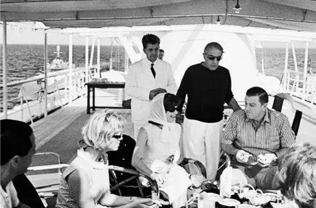 Sue Roosevelt Mrs Kennedy Aristotle Onassis and Franklin D Roosevelt Jr - фото 77