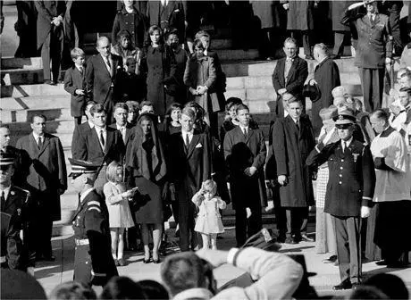 THE PLAN HAD been for Caroline and John to accompany their mother to Arlington - фото 92