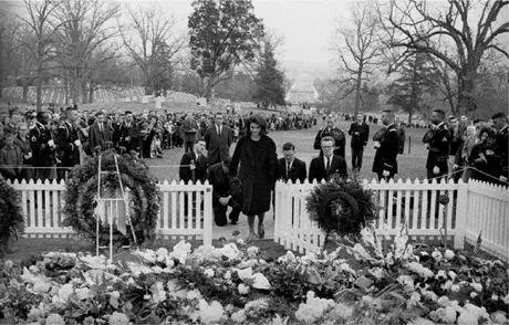 Clint Hill watches as Mrs Kennedy visits her husbands gravesite The days - фото 93