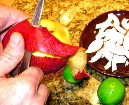 и нарезаем плод небольшими дольками обходя косточку Кусочки манго помещаем - фото 326