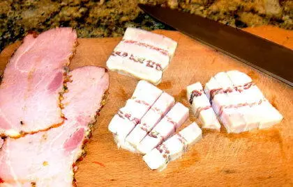 2 Сначала растапливаем и обжариваем кусочки сала так чтобы с них максимально - фото 192