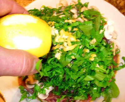 Тщательно все перемешиваем следя за тем чтобы кусочки мяса чередовались в - фото 190