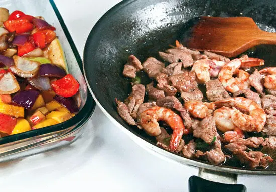 Мясо с креветками после двухминутной обжарки добавляем к ранее обработанным - фото 21