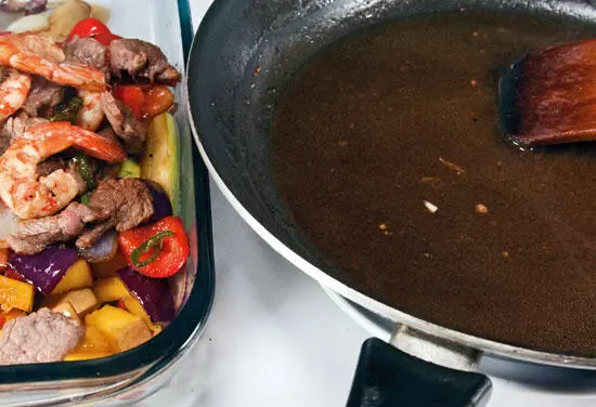 Доводим маринад до кипения и вливаем его на обжаренные продукты которые нужно - фото 22