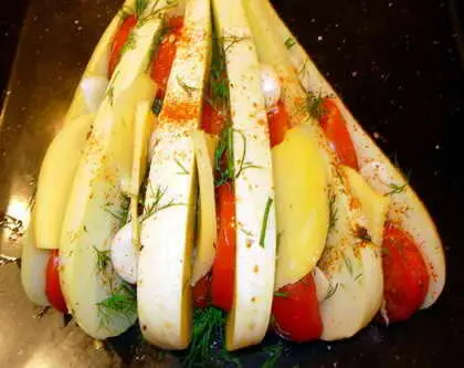 сдобрить сверху еще чутком соли красного перца и несколькими ложками - фото 217