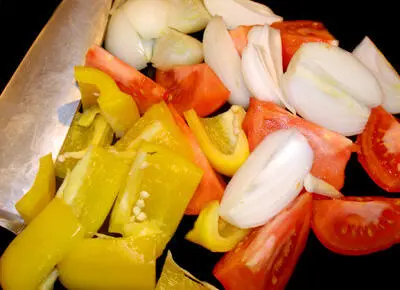 Сначала быстро обжариваются кусочки лука и болгарского перца не более - фото 101