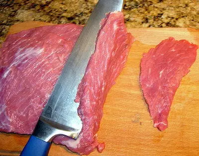 Укладываем нарезанное мясо в миску добавляем чайную ложку сахара четыре - фото 105