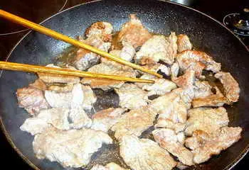 После указанной быстрой обжарки добавляем в мясо бульон сукияки и тут же - фото 164