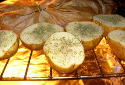 Как только картофель покроется хорошей румяной корочкой и его и лопатку можно - фото 70